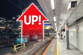 Tired of getting lost at JR Shinjuku Station? Stop memorizing shortcuts. Learn the “Perfect Floor” method — a simple 2F recovery rule that resets your navigation instantly. A rational, tourist-proof survival guide.