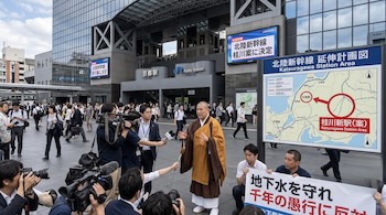 Is a Shinkansen tunnel really going to dry up Kyoto's ancient wells? Discover the political realities behind the newly approved Katsuragawa Route and how Japan's media turned a minor 5-minute transit transfer into national theater.